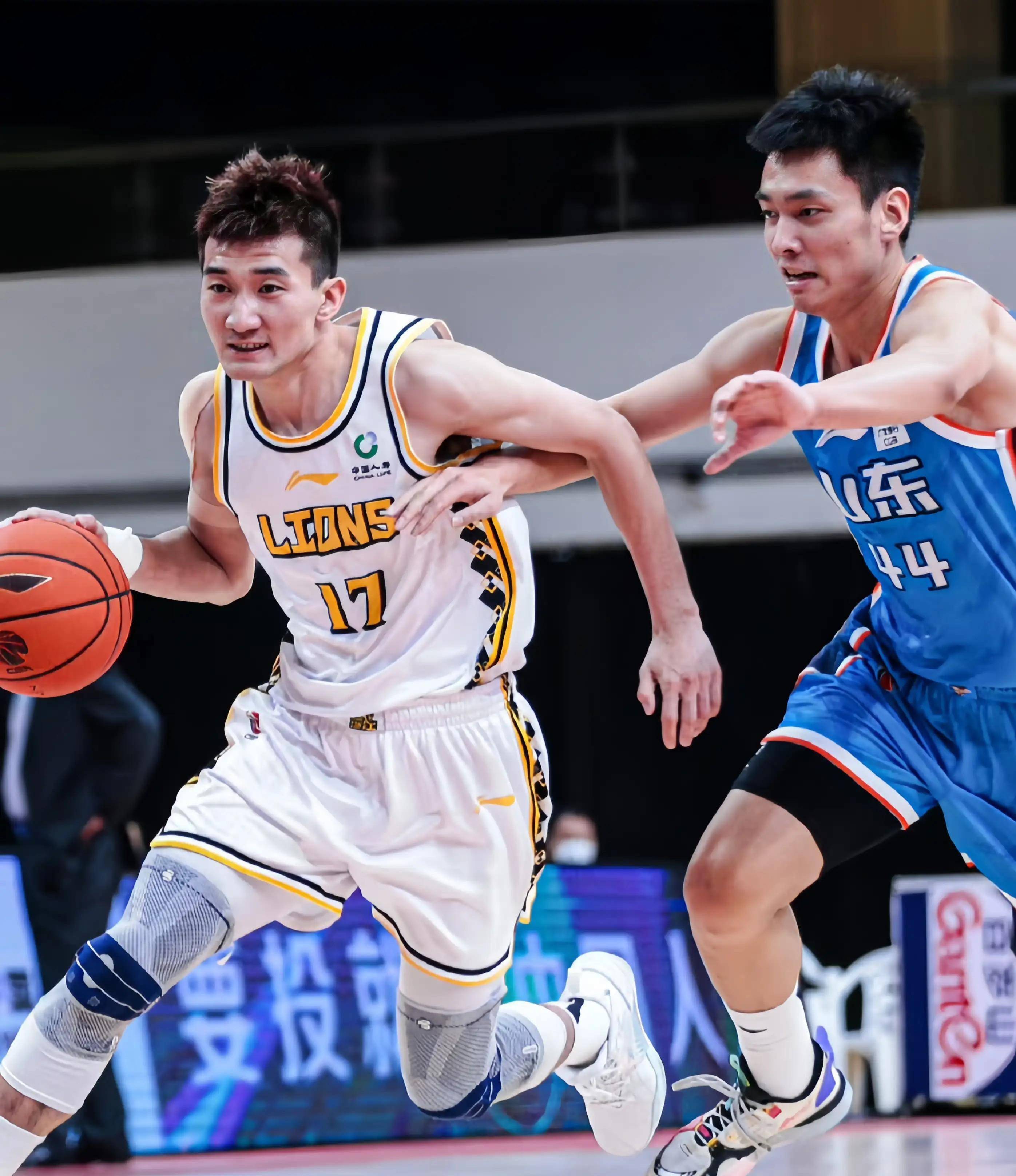 却接连不在 却接连不在